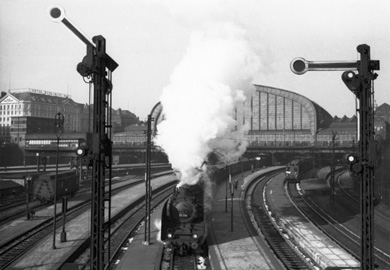 Dampflok 03 und Wechselstrom-Triebwagen am Hbf