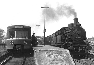 S-Bahn und Dampfzug in Sülldorf