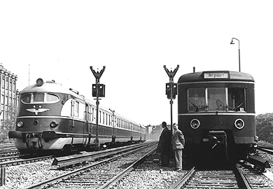 ET 171 und DR-Triebwagen in Hamburg-Bergedorf