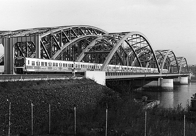 Eröffnungszug auf den Norderelbbrücken. Foto Huckfeldt