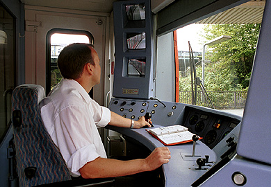 Führerstand BR 474 mit Monitoren. Foto Heimann