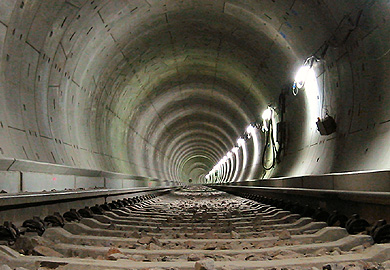 Tunnelröhre zum Flughafen. Foto Lange