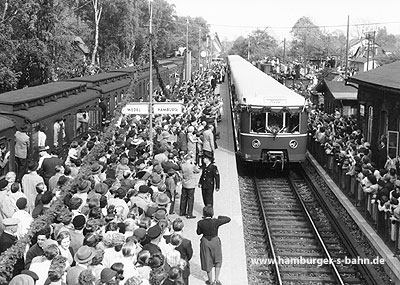 Eröffnungszug nach Wedel im Bf. Rissen