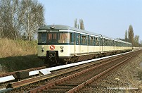Baureihe 470 in neuer Farbgebung vor Billwerder-Moorfleet